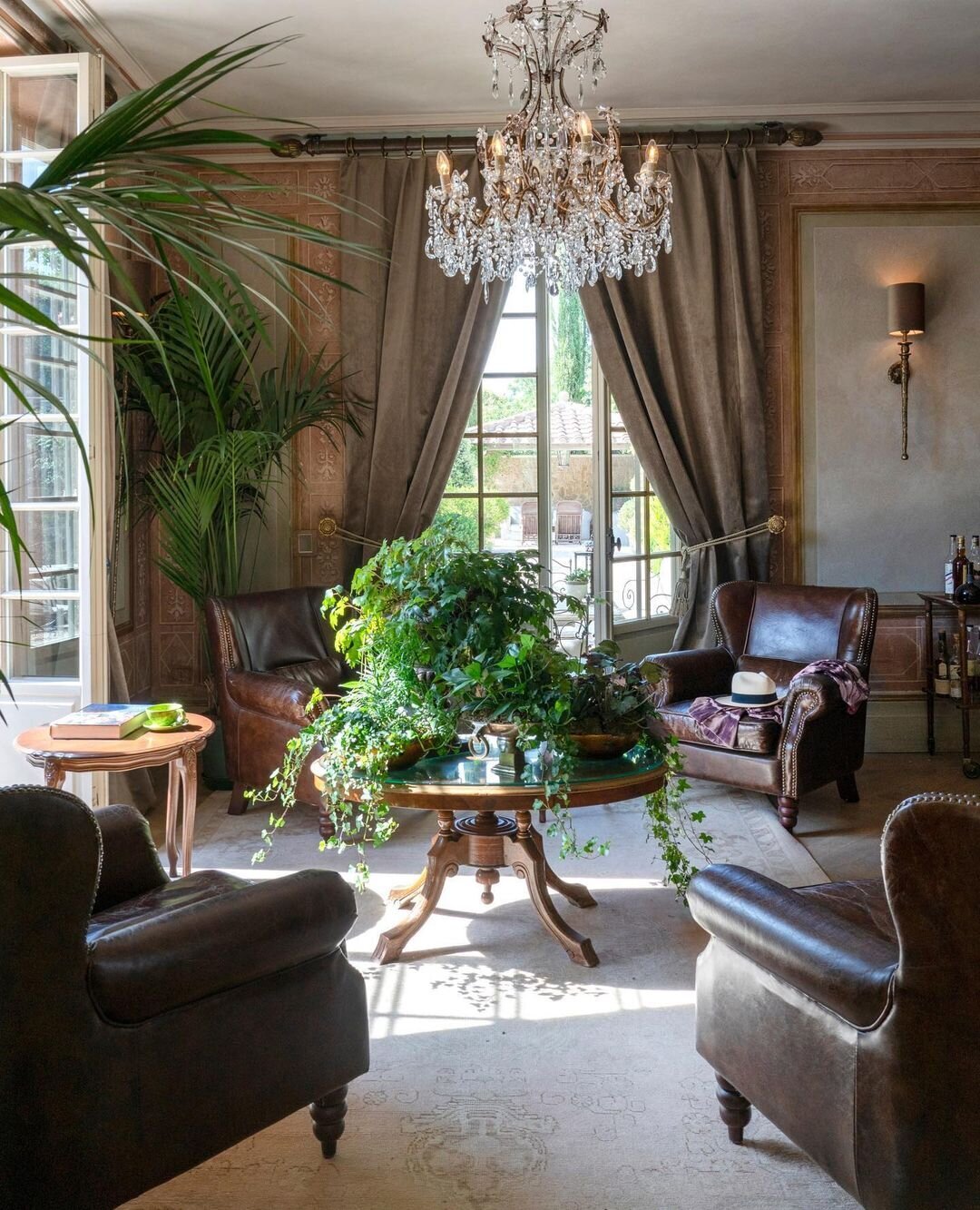 A classic living room at Borgo Santo Pietro with mahogany leather armchairs