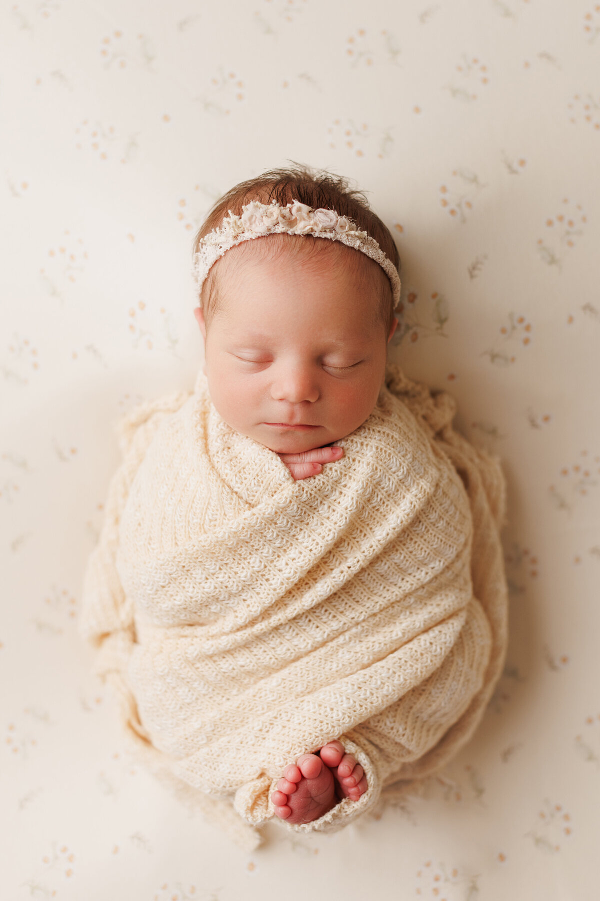 newborn-swaddle-cream-toes