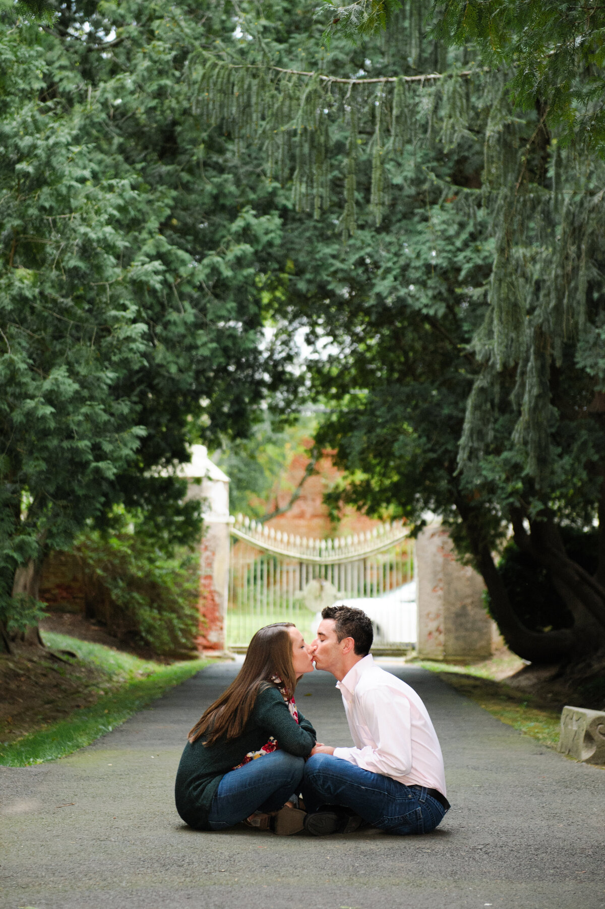 engagement_photo_kiss_in_park