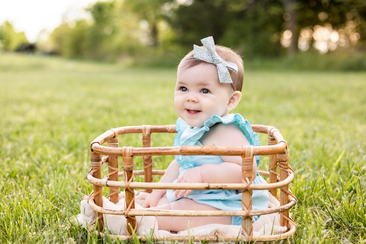 Outdoor-sitter-milestone-photography-session-baby-girl-Frankfort-KY-photographer-2