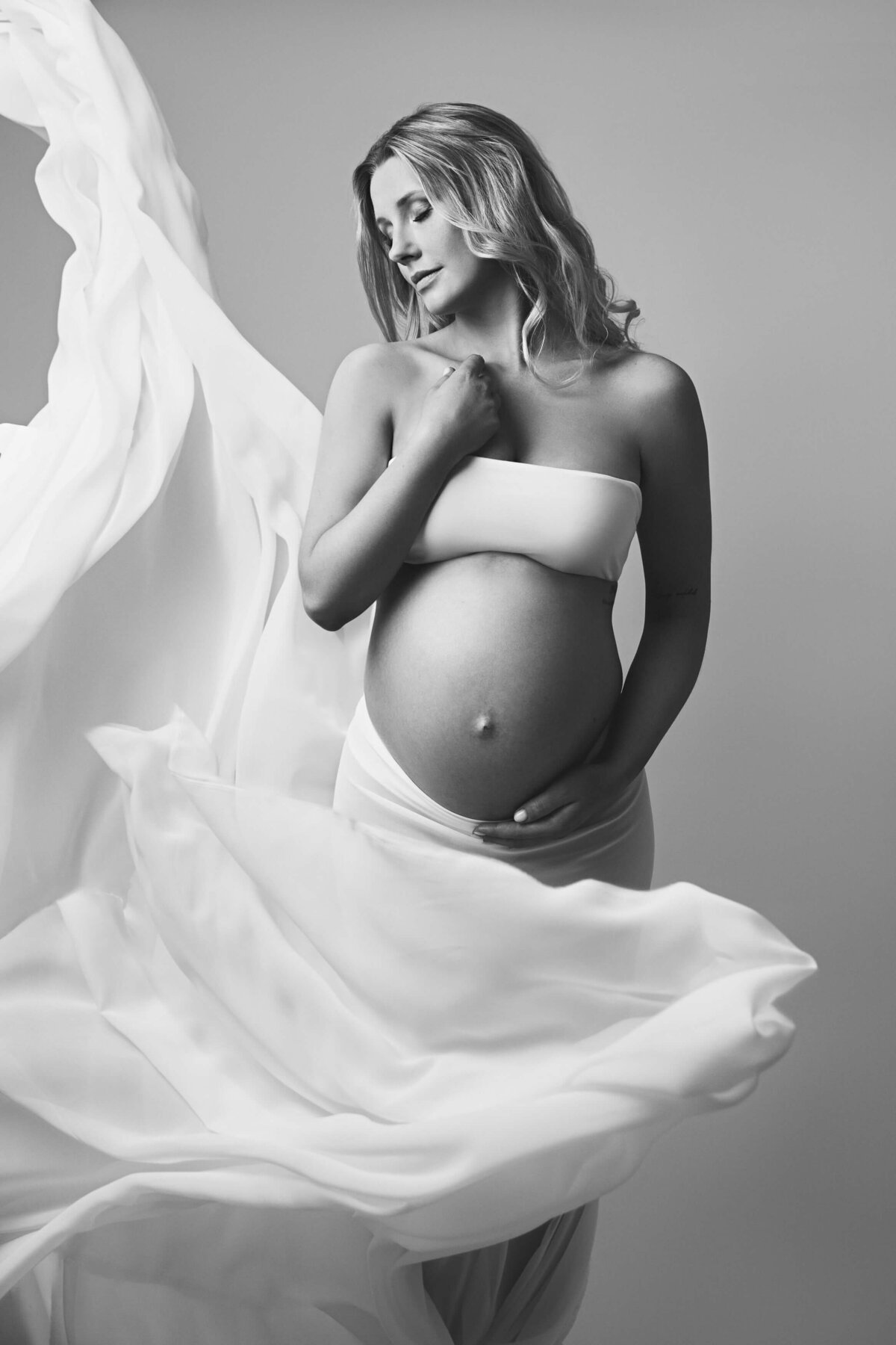babybauchfotografie-schwanger-bamberg-schwarzweiss-seide-elegant-04