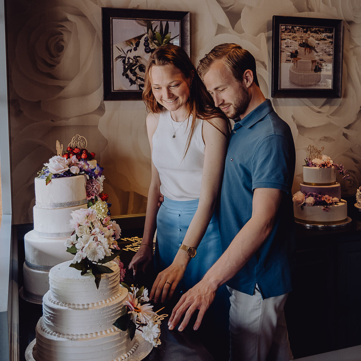 Stel in de bruidstaartenwinkel van Berg's Bakery