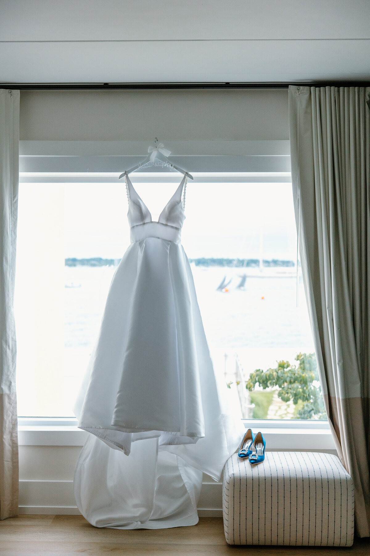 bride-getting-ready-at-newport-harbor-island-resort-1
