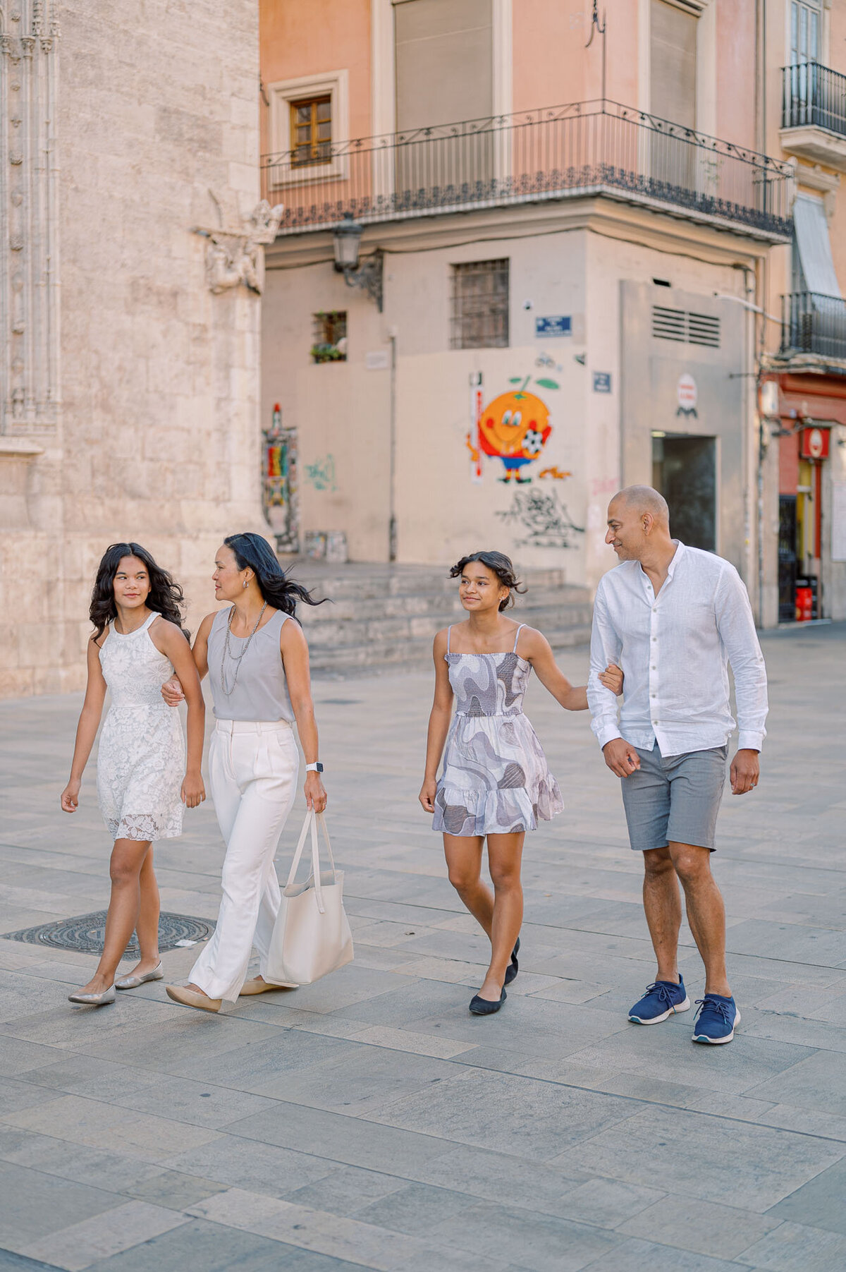 Family-Photo-Sessio- with-teenagers-Valencia-Spain-Central-Market-07