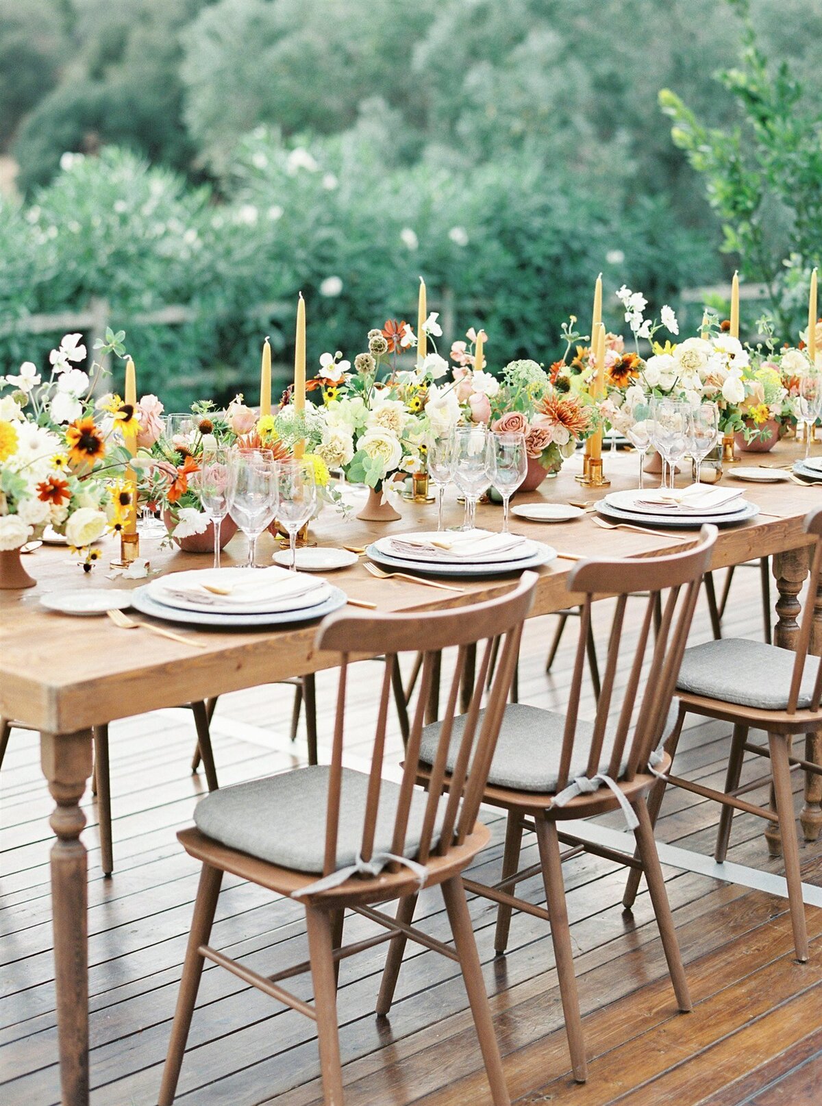 Floral tablescape for outdoor wedding dinner Mas Torella