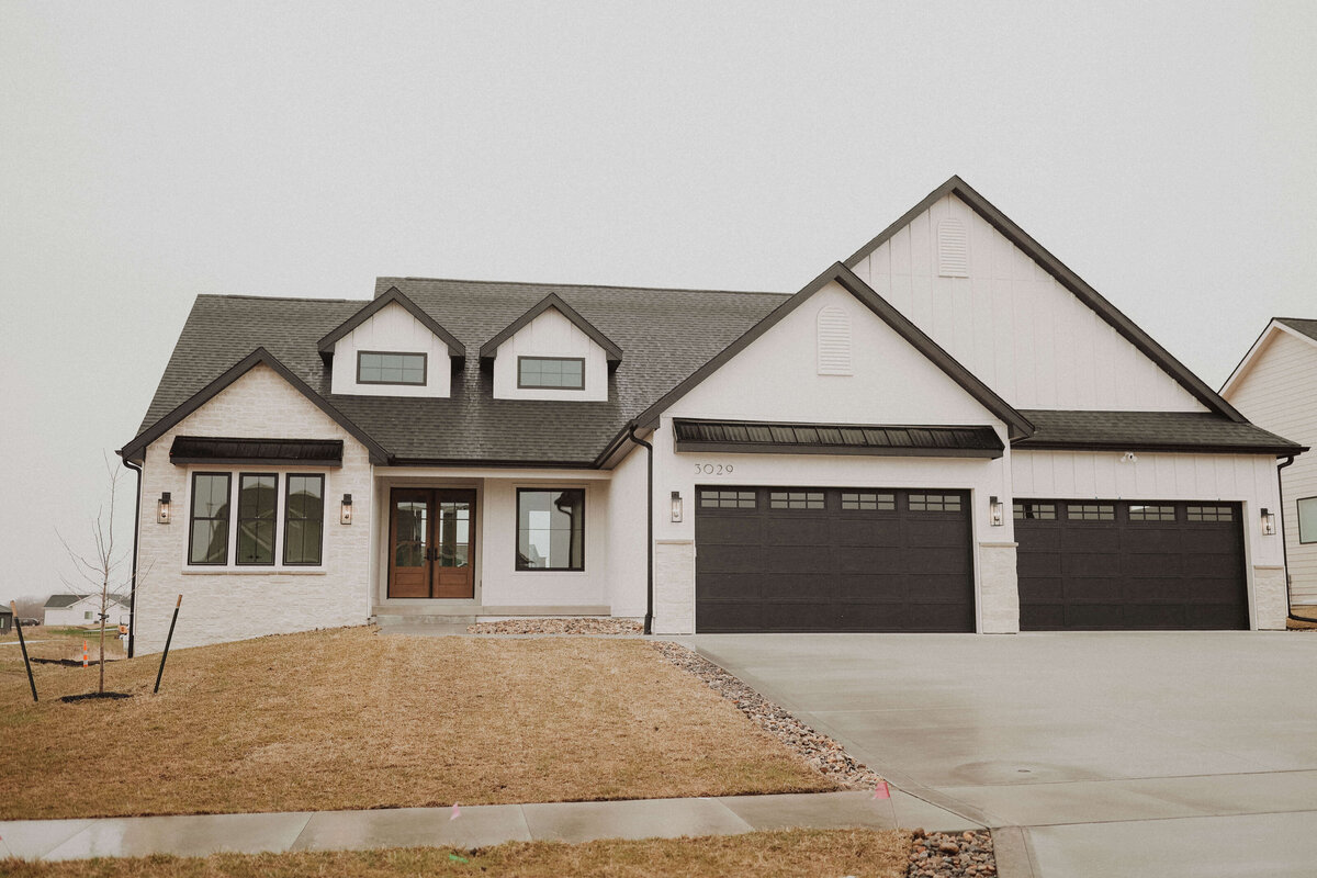 3029-Exterior-Grimes-Central-Iowa-Custom-Home-JRL-Builders-3F1A4610
