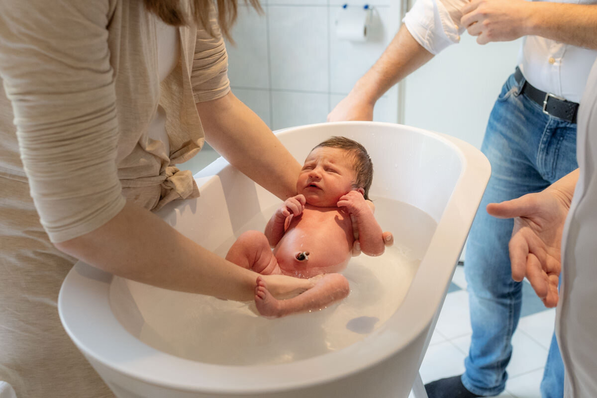 kraamweek foto baby in badje