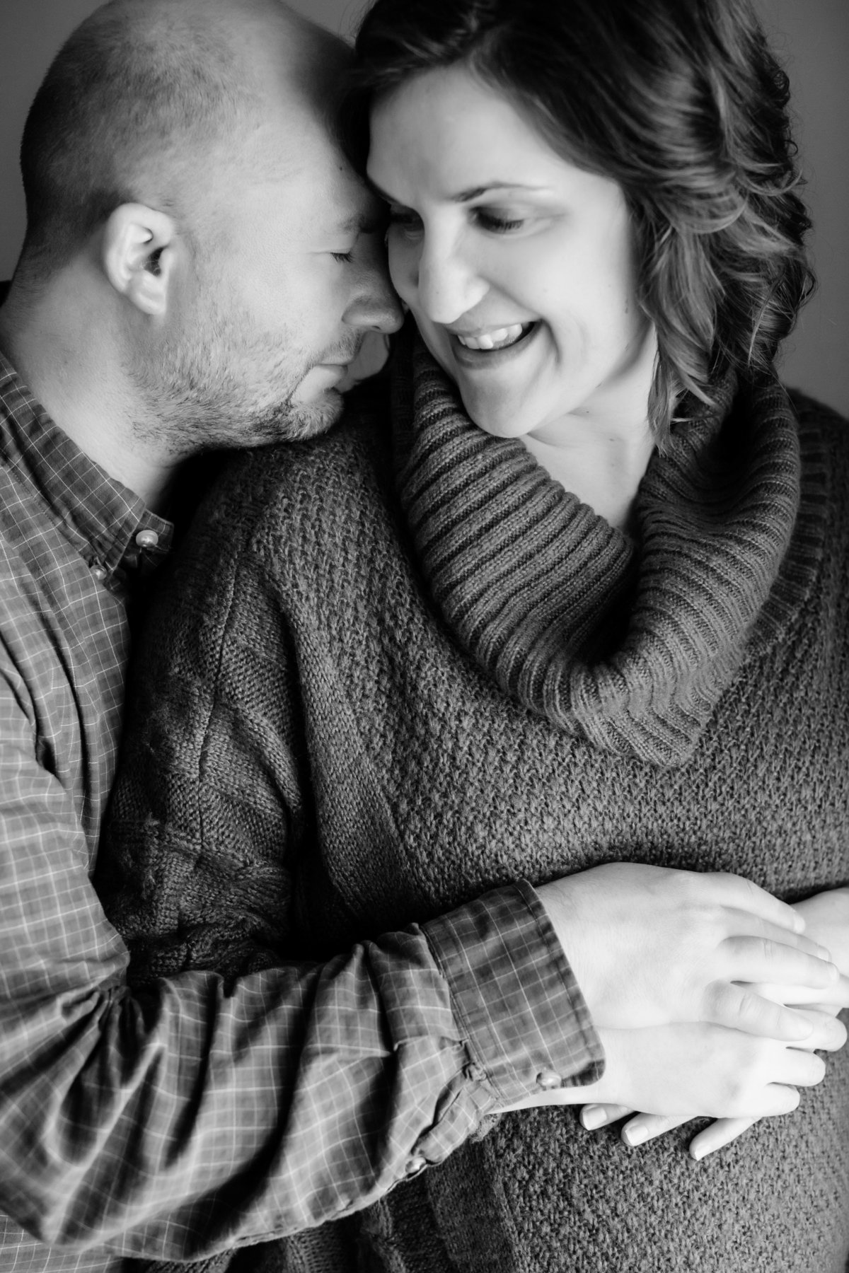 In home maternity session in winter - Jen Madigan - Naperville IL Maternity Photography
