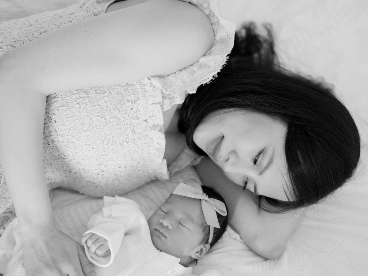 lifestyle newborn photographer northern virginia black and white photo