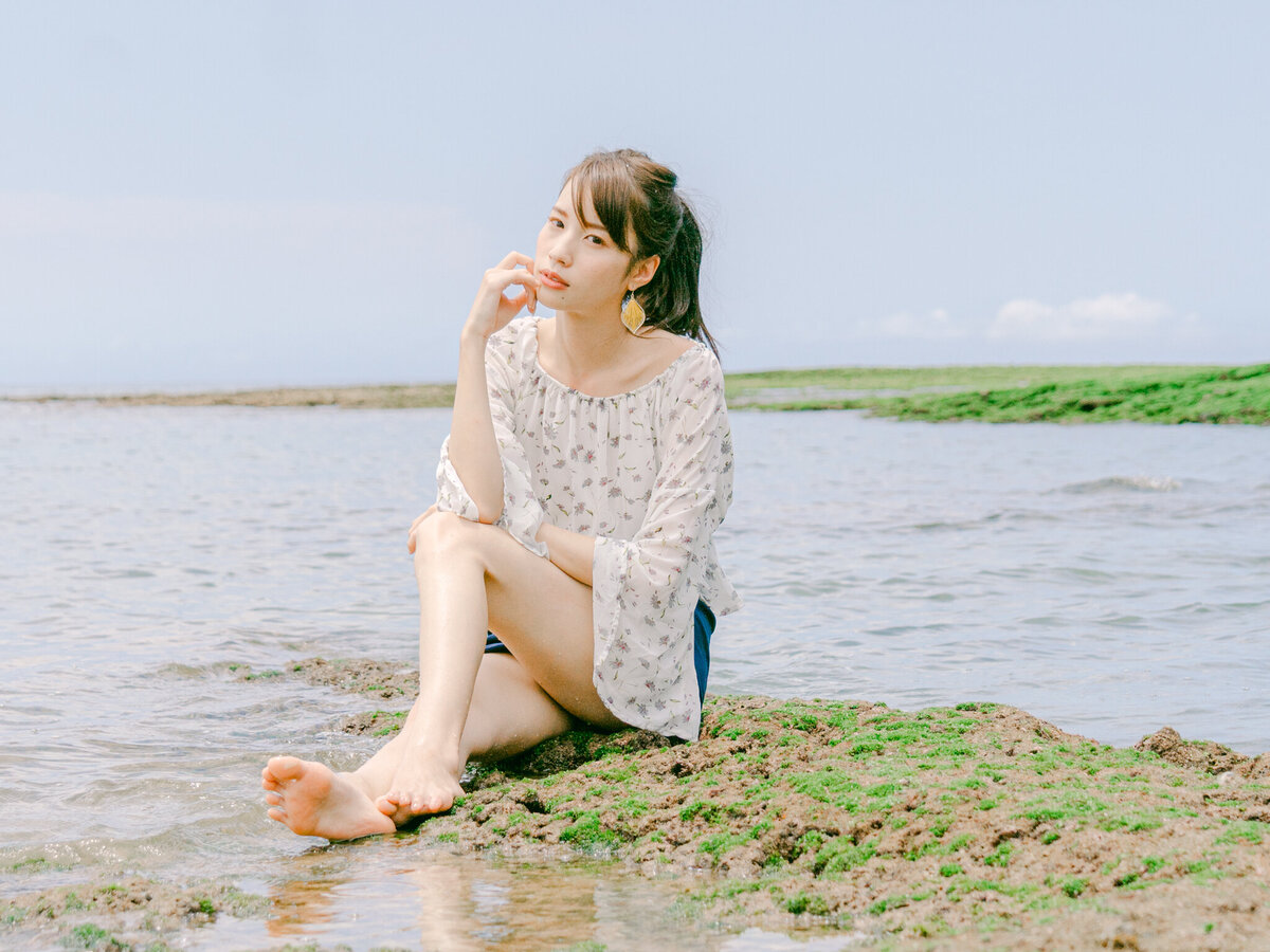 An exquisite editorial shoot in Okinawa, capturing the unparalleled beauty of Japan’s tropical paradise with 'The Connection Japan.' Shot by renowned luxury destination photographer Michael Asmussen, this series blends high-fashion aesthetics with the island’s serene landscapes—offering a visual narrative that speaks to refined travel, culture, and elegance. Perfect for brands seeking elevated storytelling and luxury destination imagery."  沖縄の壮大な美しさを捉えたラグジュアリーエディトリアル撮影。「The Connection Japan」と共に、日本の南国パラダイスの魅力を高級感あふれるビジュアルで表現しました。国際的に活躍するフォトグラファー、マイケル・アスムッセンによる撮影で、洗練された旅と文化のエッセンスを感じる作品です。ブランドのストーリーテリングやラグジュアリーデスティネーションイメージに最適な一枚です