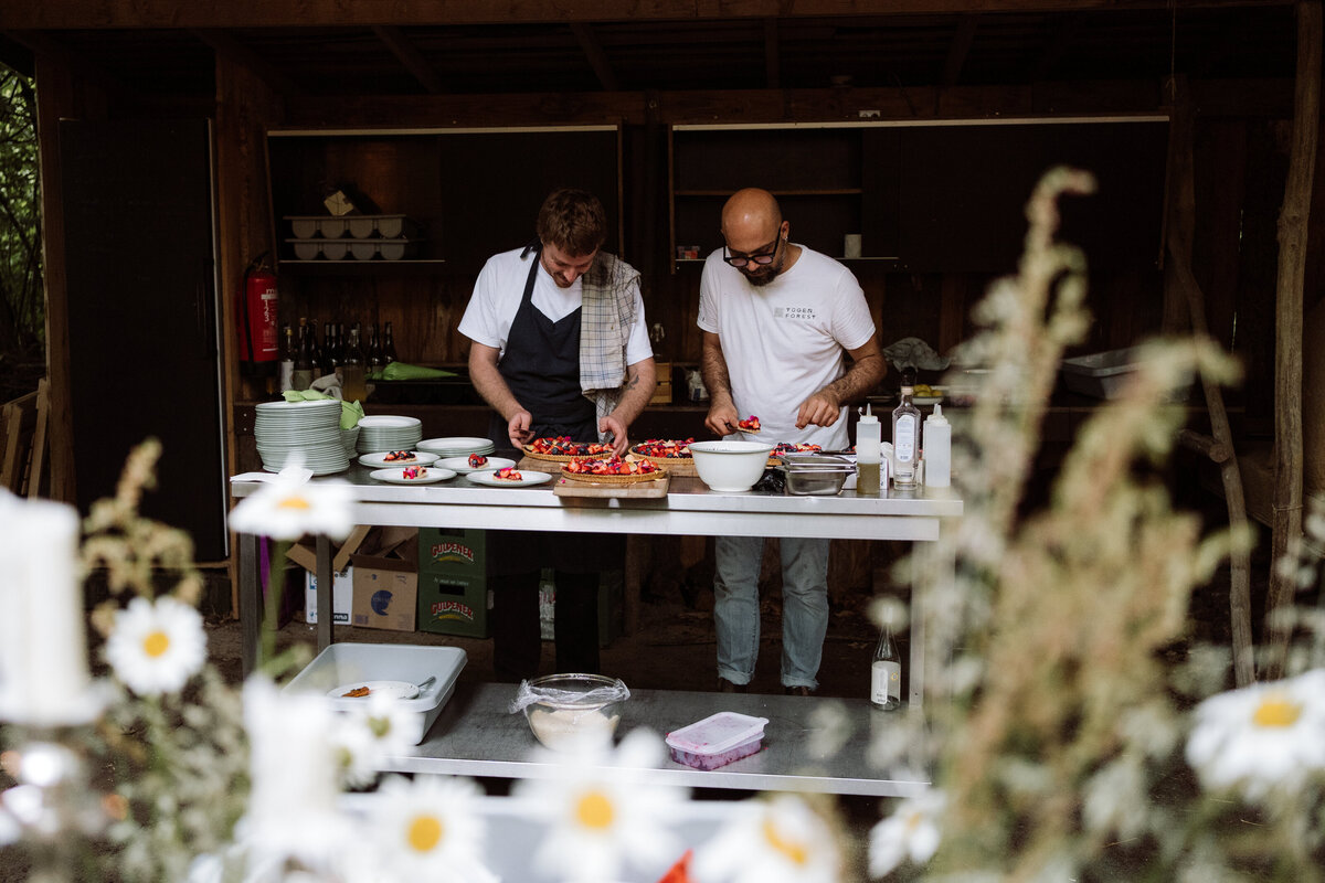 Buitenkeuken tijdens de bruiloft. 