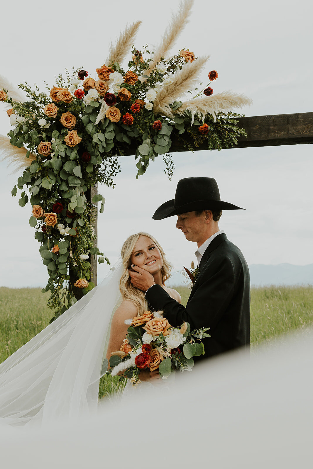 presley-gray-cowboy-luxury-montana-wedding-8177