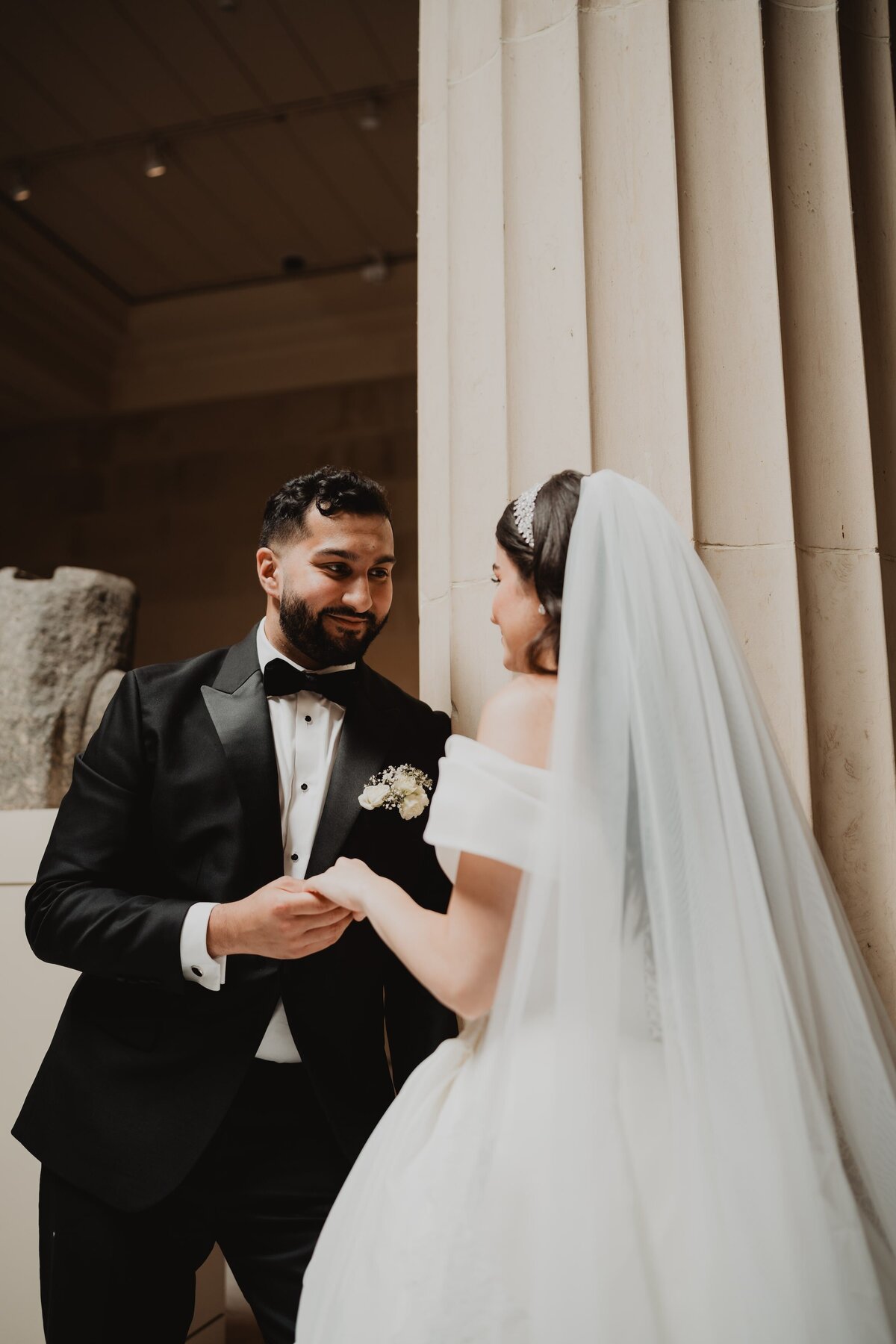 glamorous-toldeo-museum-wedding-shots