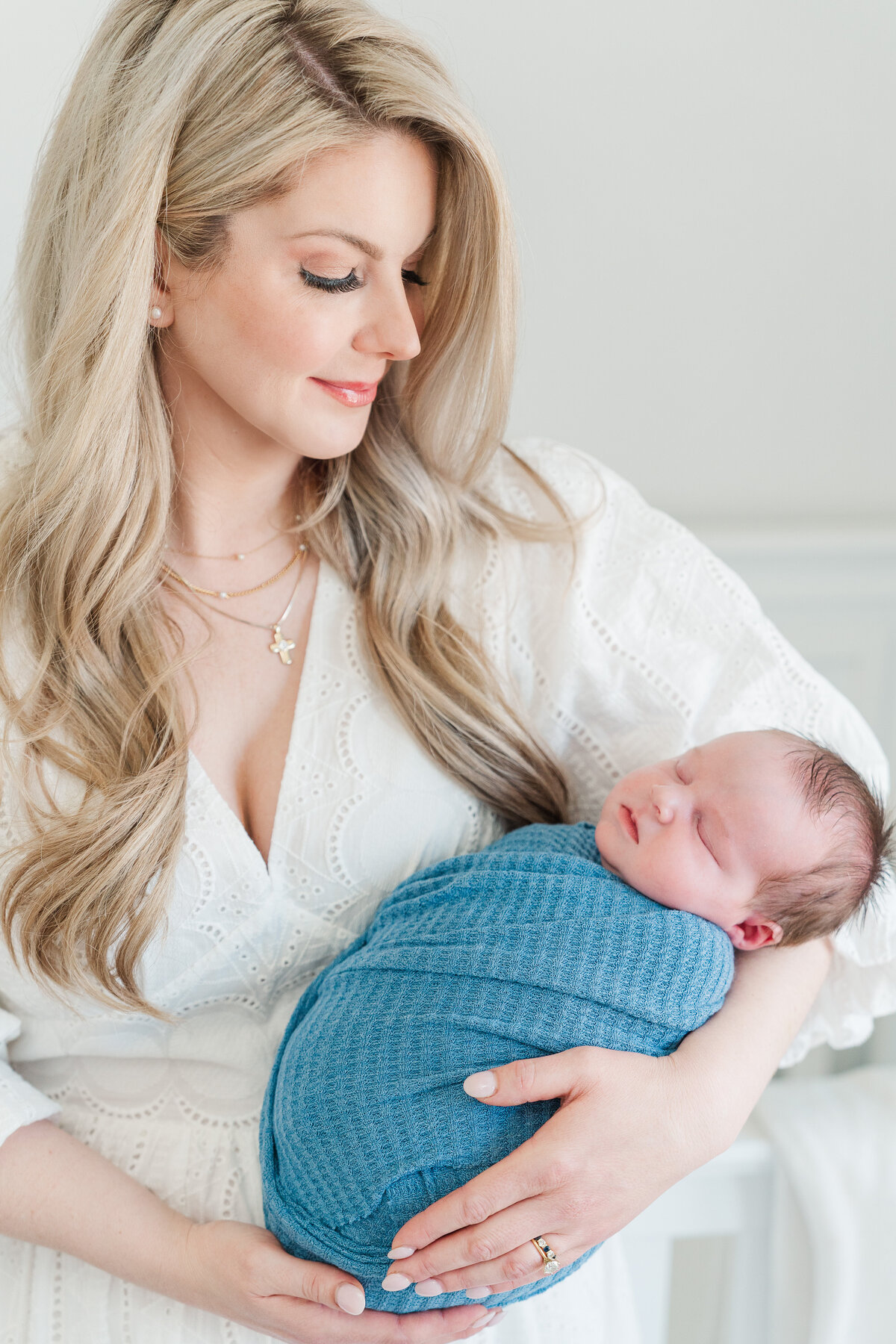 Light and neutral baby boy in home lifestyle newborn photos colorado elena spraguer photography 0031