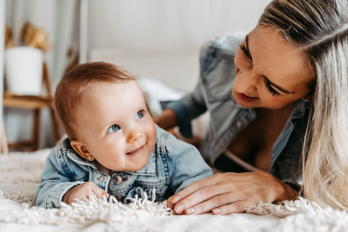 Rodinne_foceni_mama_a_ja__v_atelieru_Praha_10_fotografka_Karolin_Ticha48