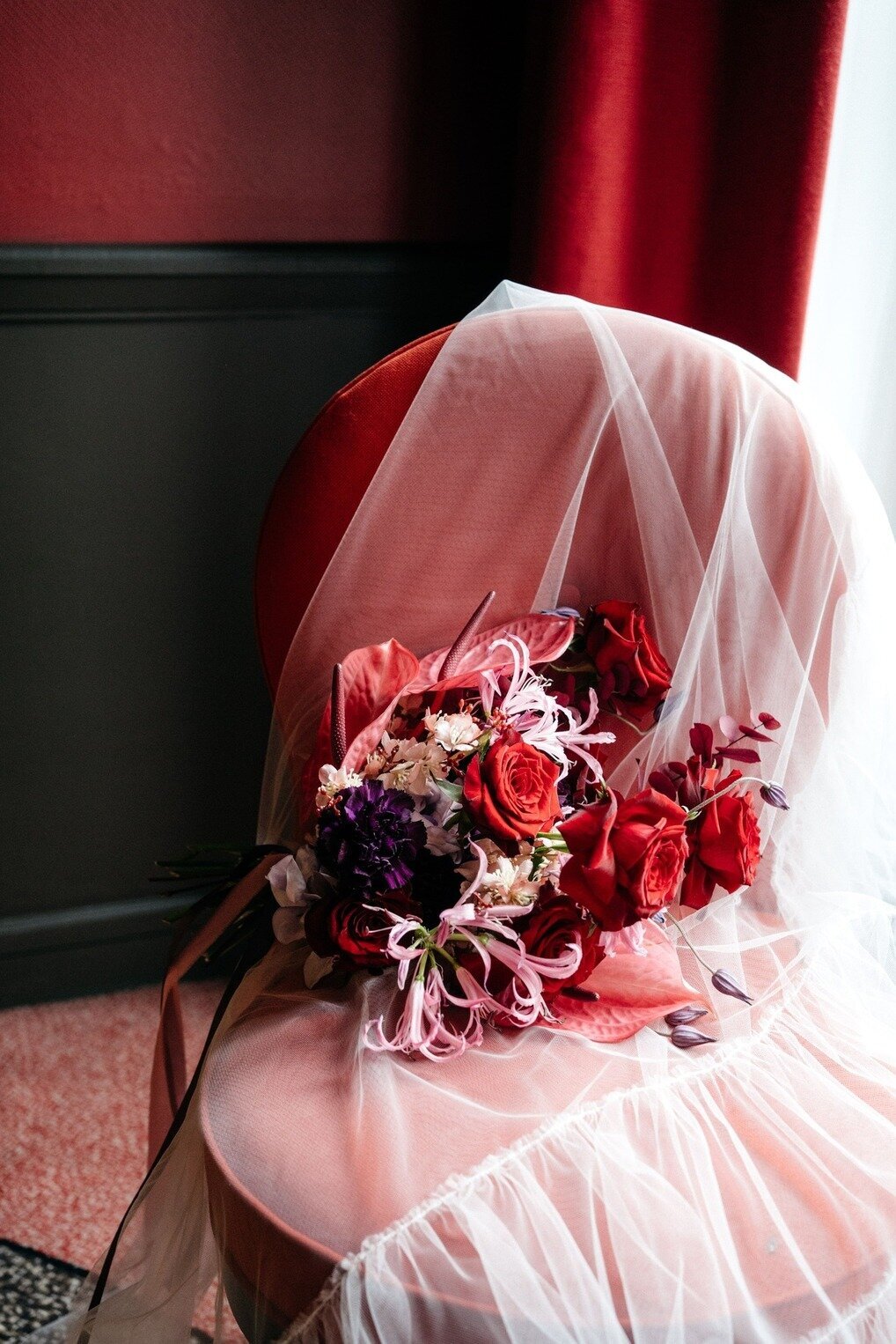 bouquet-mariee-sur-fauteuil-rouge-et-voile-blanc