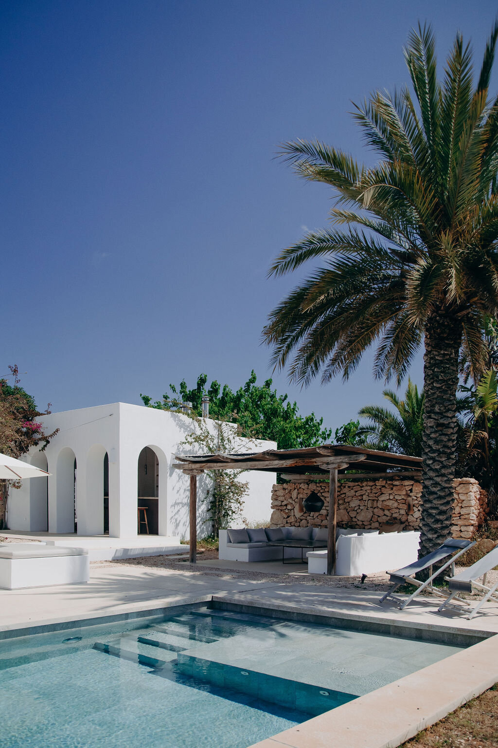 all white modern vibes in Ibiza - Veronique lorre destination florist and designer6