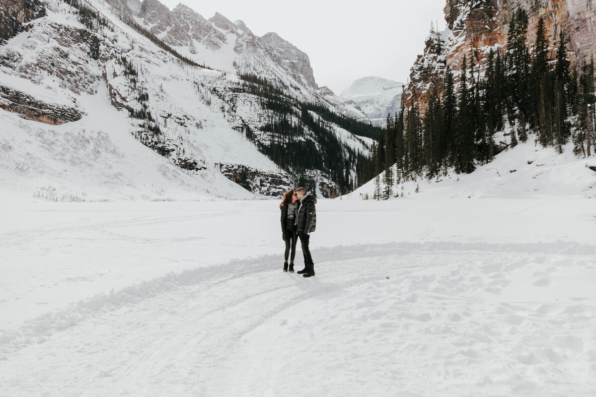 Lake Louise-couples-lifestyle-photographer-naturally-illustrated (1)