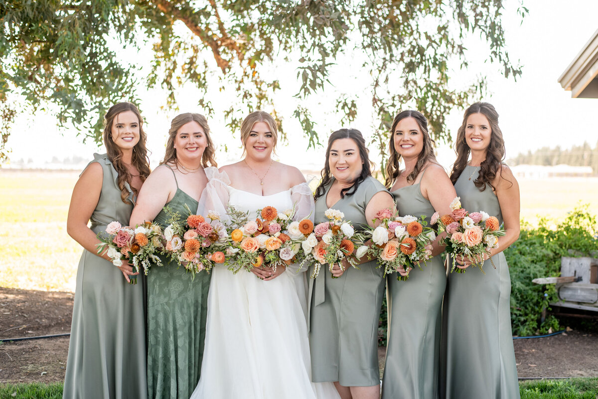 Bridal party and bouquets | Bella Fleur