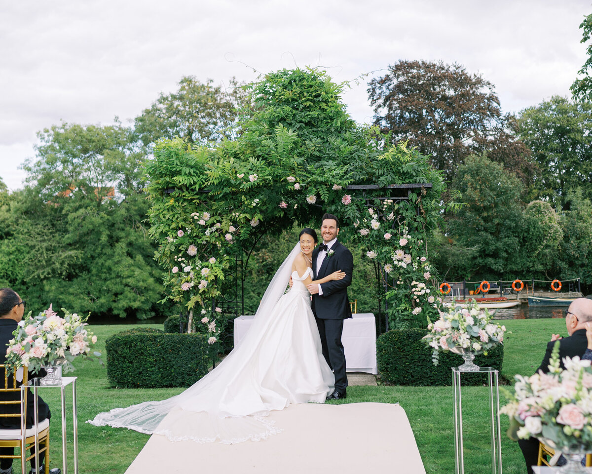 Outdoor wedding ceremony at Monkey Island Estate