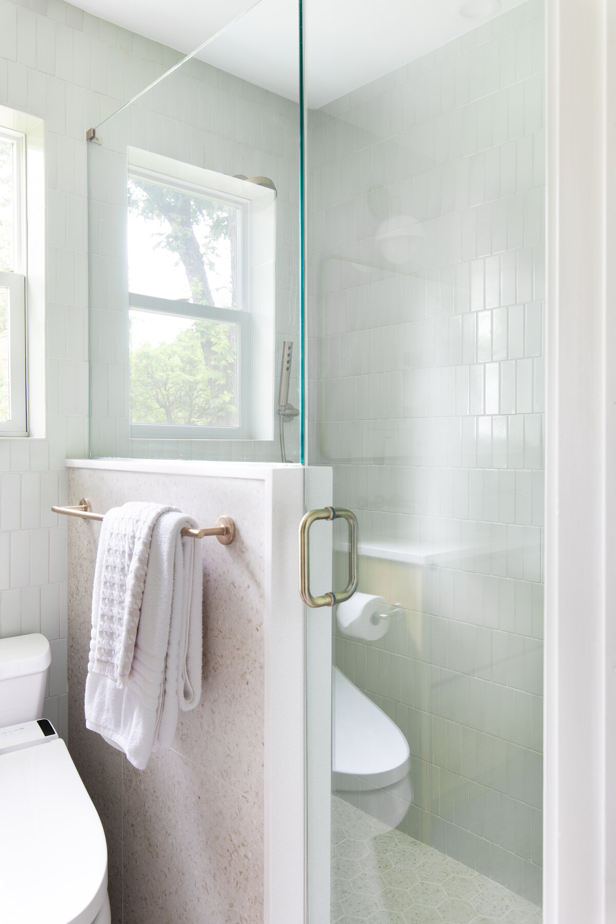 hello-home-luxury-bathroom-design-shower-with-niche-stone-curb-cap-austin-vertical-offset-tile-8