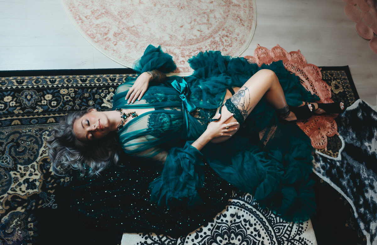 savannah-boudoir-fluffy-green-robe-portrait-01