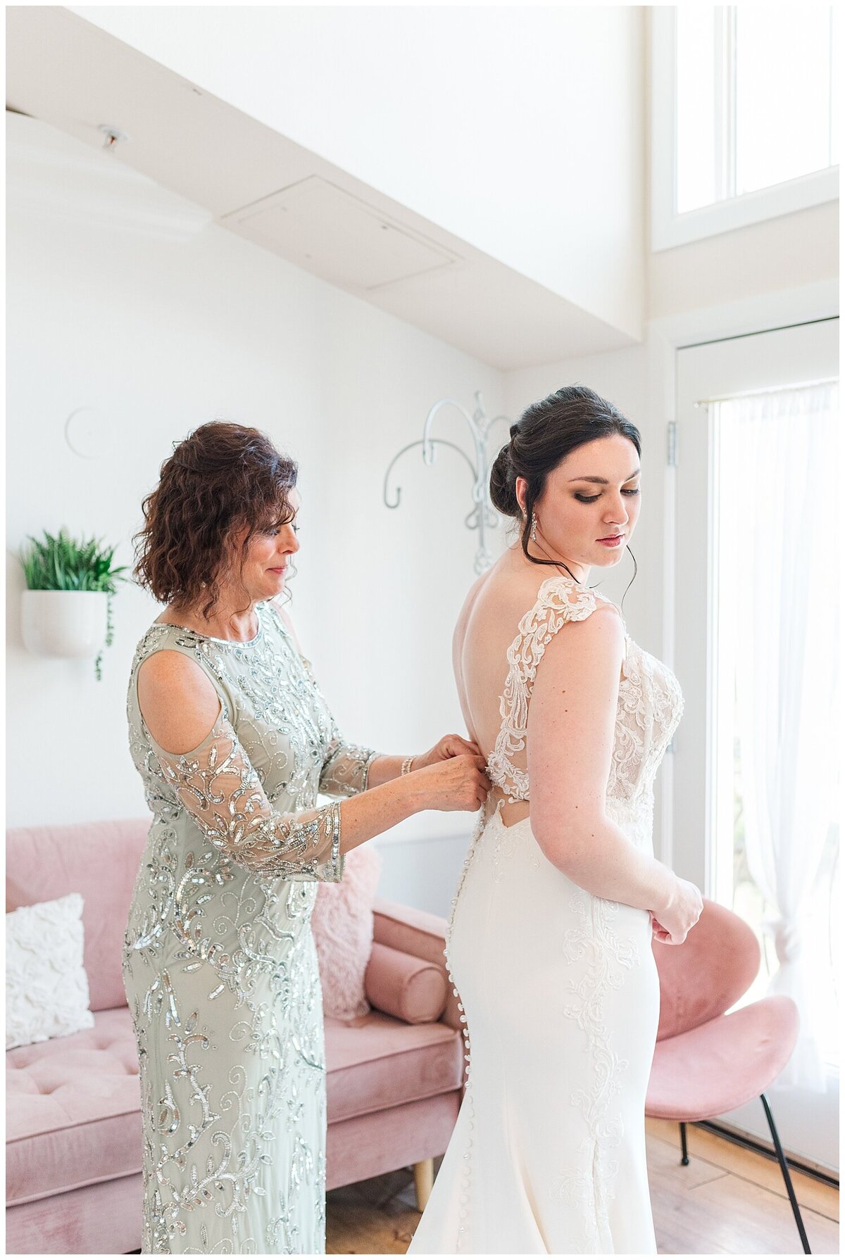 mother-bride-getting-ready-bridal-suite