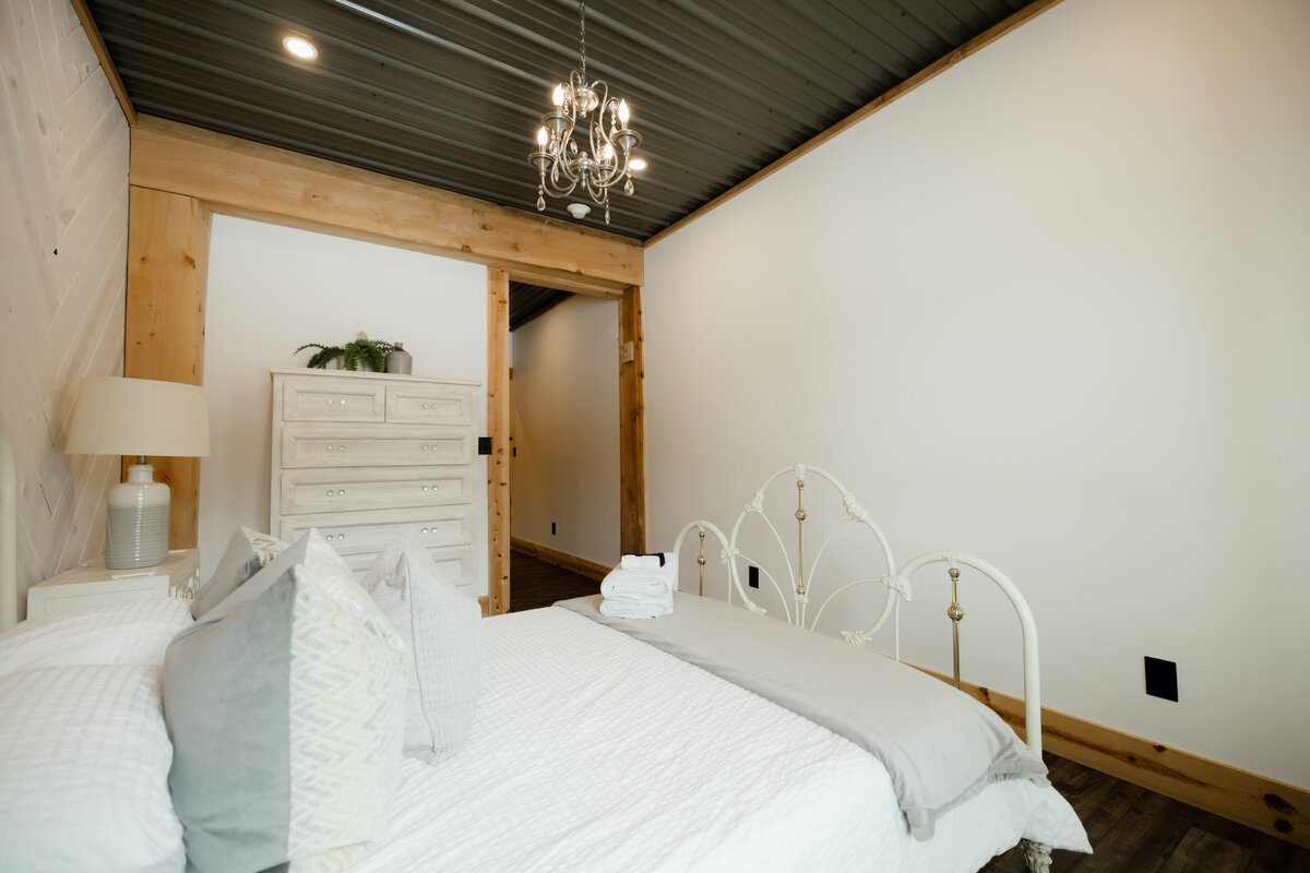 Bear-Ridge-Destination-barndo-suites-rosie-photo-video-34