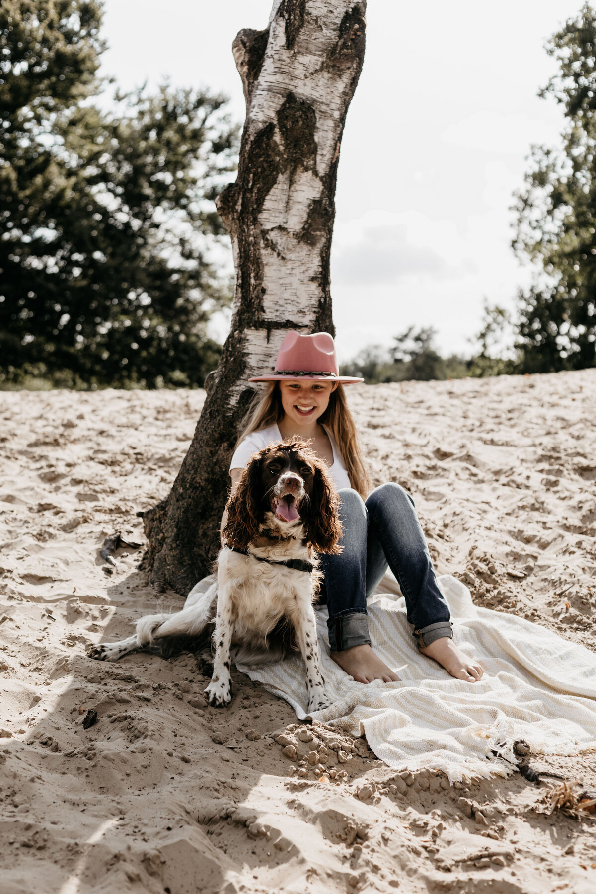 Luna met haar hond tijdens de gezellige gezinsshoot in Drenthe