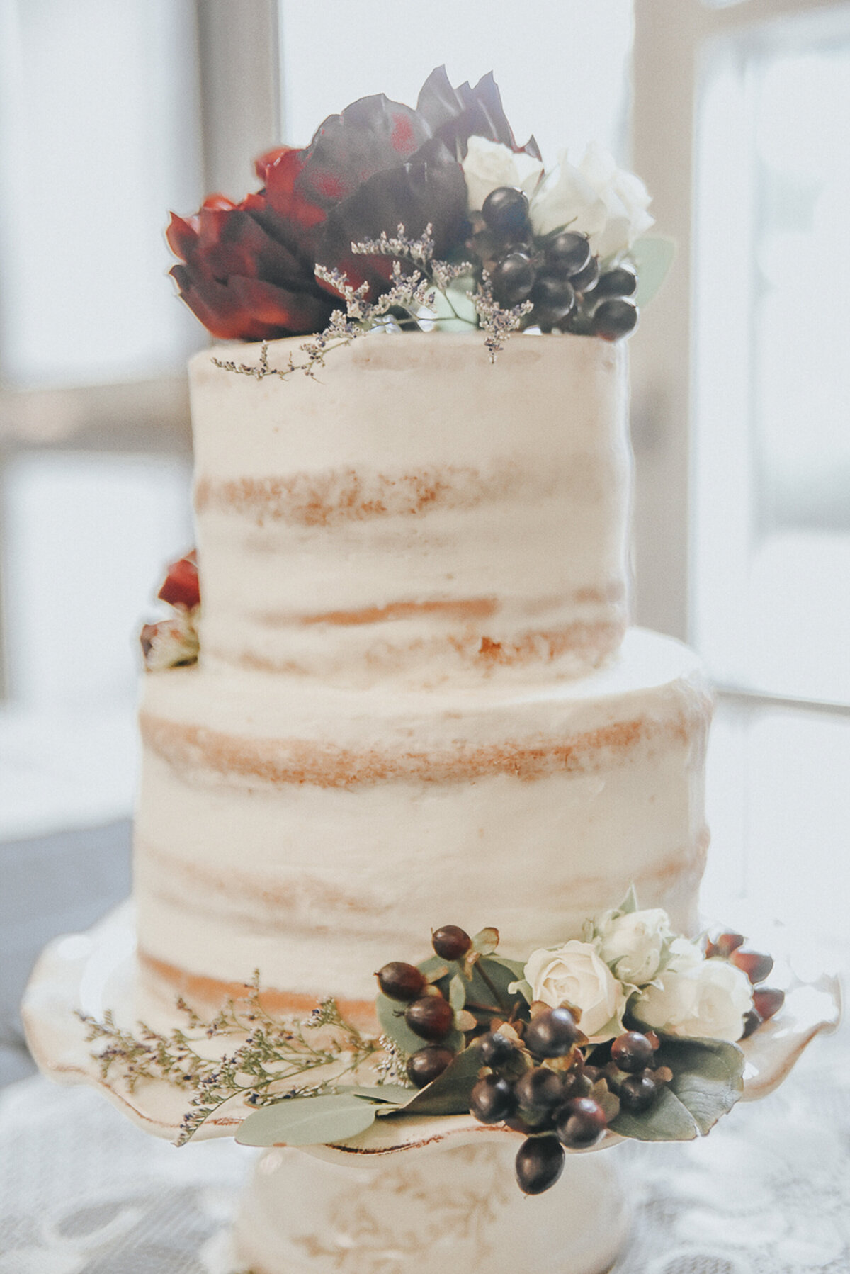 wedding speeches and cake | Iowa wedding photographer | Iowa Photographer | Playlife | Cedar Rapids | Iowa City | Kalona | Alaynna Ann Schwartz-26