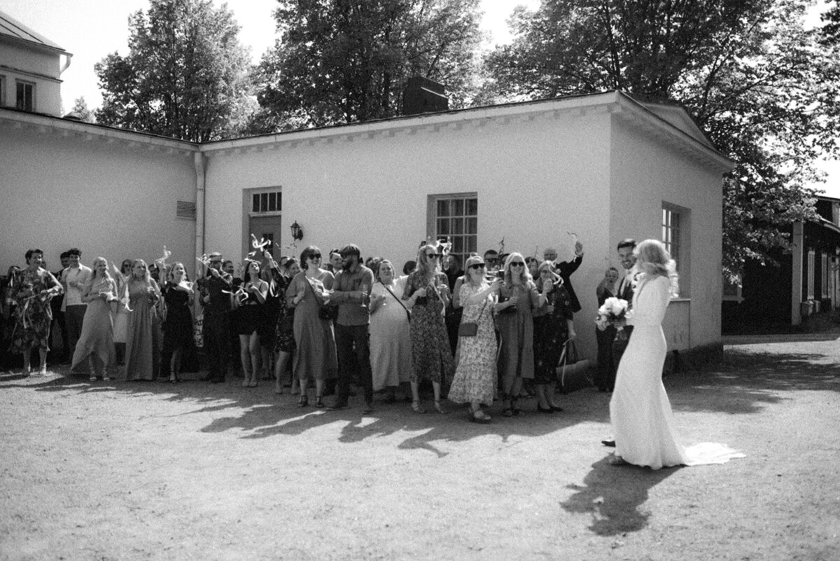 Vieraat ottavat hääparin vastaan valokuvaaja Hannika Gabrielssonin dokumentaarisessa hääkuvassa