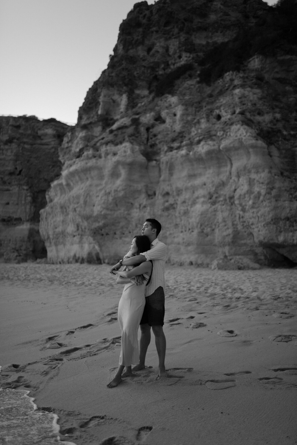13_Flora_And_Grace_Portugal_Editorial_Wedding_Photographer Lisboa_Wedding_Photographer-260_Natural editorial wedding photographer at the Algarve coast in Portugal. Discover the wedding photography of Flora and Grace.