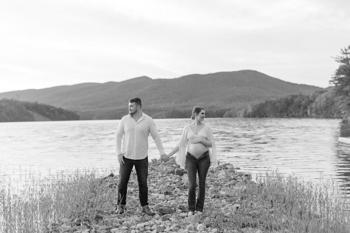 Documentary-Maternity-Session-at-Carvins-Cove-RJ-118