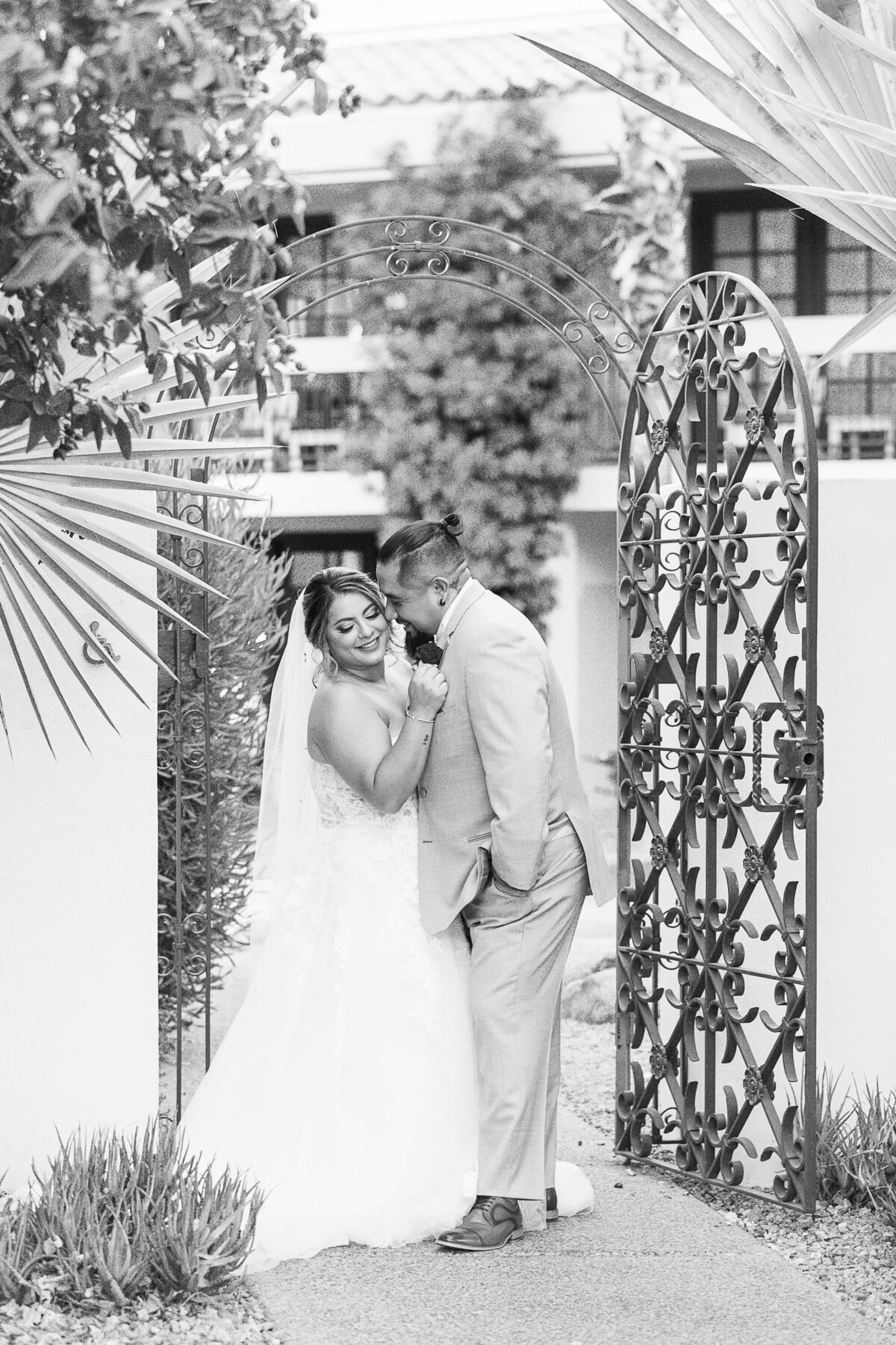 Scottsdale-Wedding-Photographers-The-Scott-Resort-Bride-Groom-1402