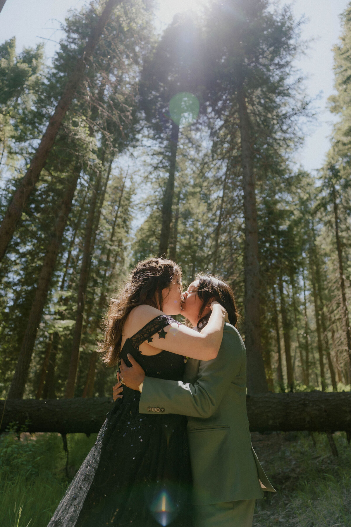 Portraits_Brenda&JanieElopementPhotos_OregonWeddingPhotographer_KuroCreativeHouse-53