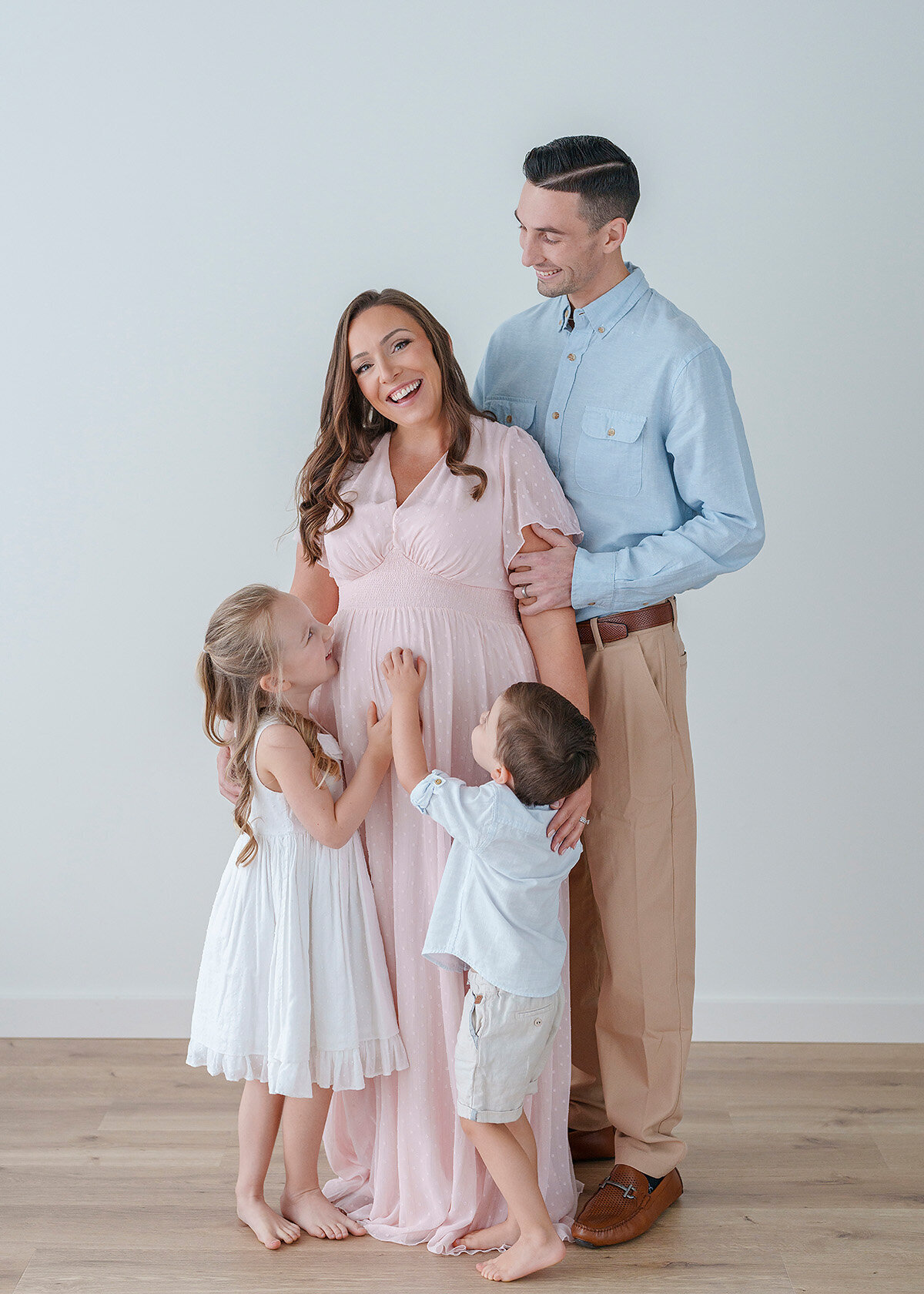 maternity session with mom, dad, big brother and big sister photographed in brunswick ga studo