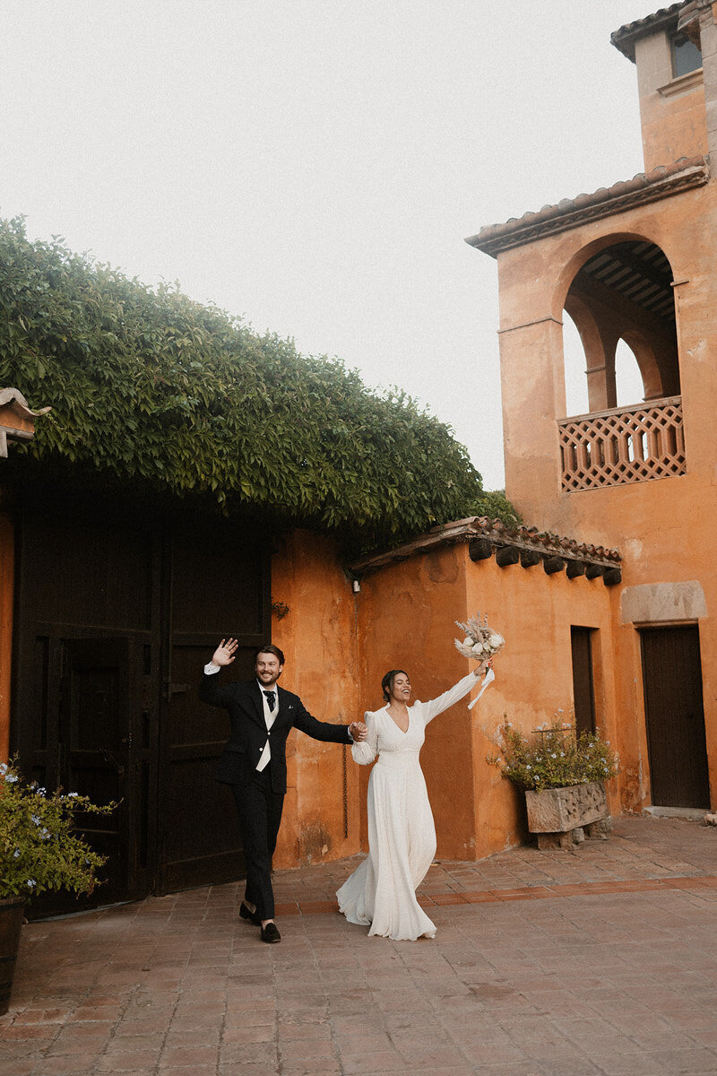 wedding-cocktail-couple-entrance-laurianevega