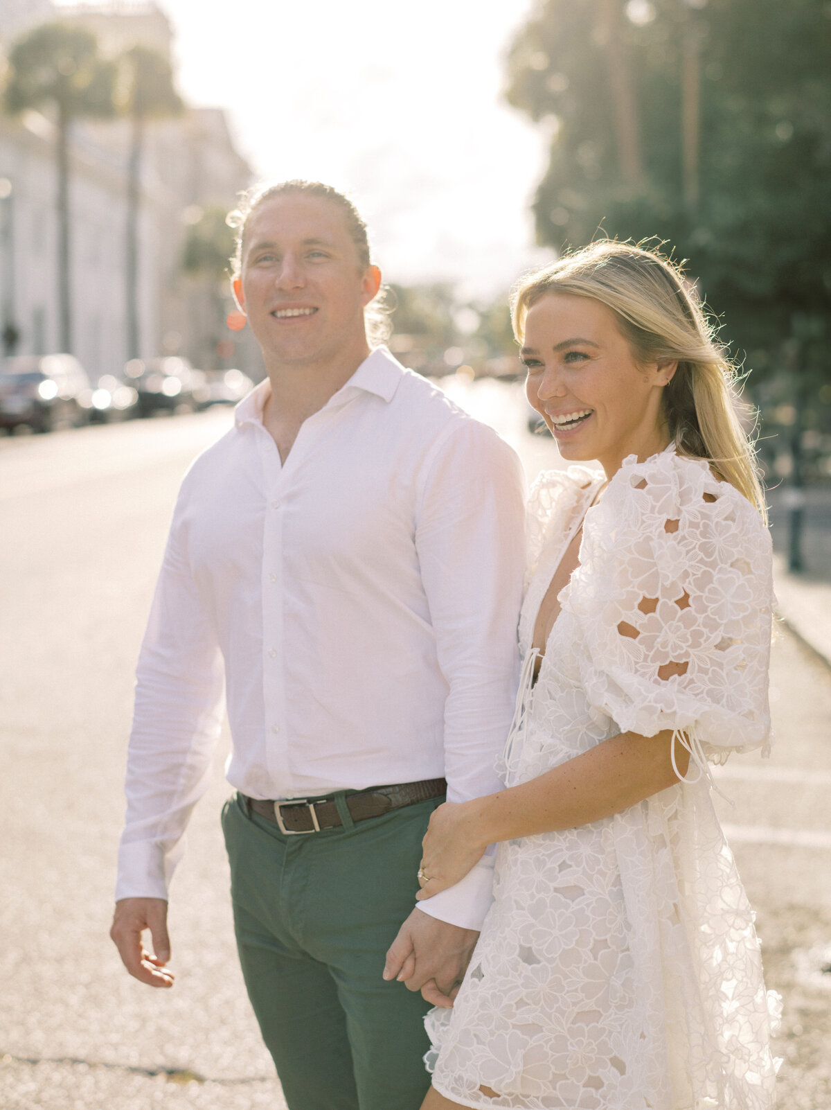 Cute engagement photos in Charleston. Photography by Philip Casey.