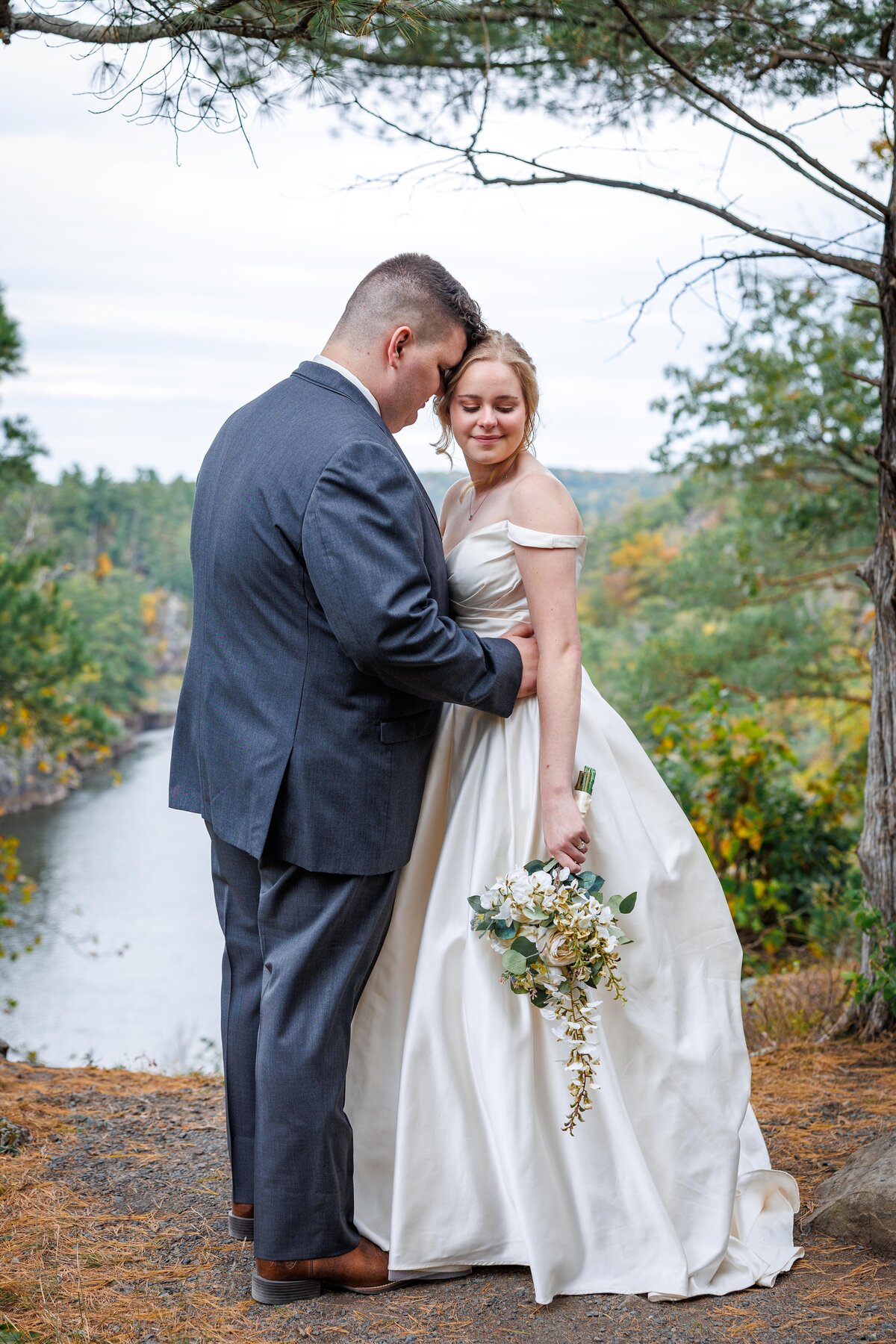 23-RaeganLiam-Wedding-Photographer-St-Cloud-Brainerd-MN-MindiJenningsPhotography