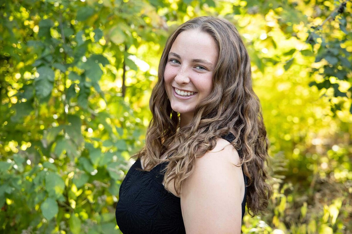 curly-haired-senior-girl-portraits-in-park