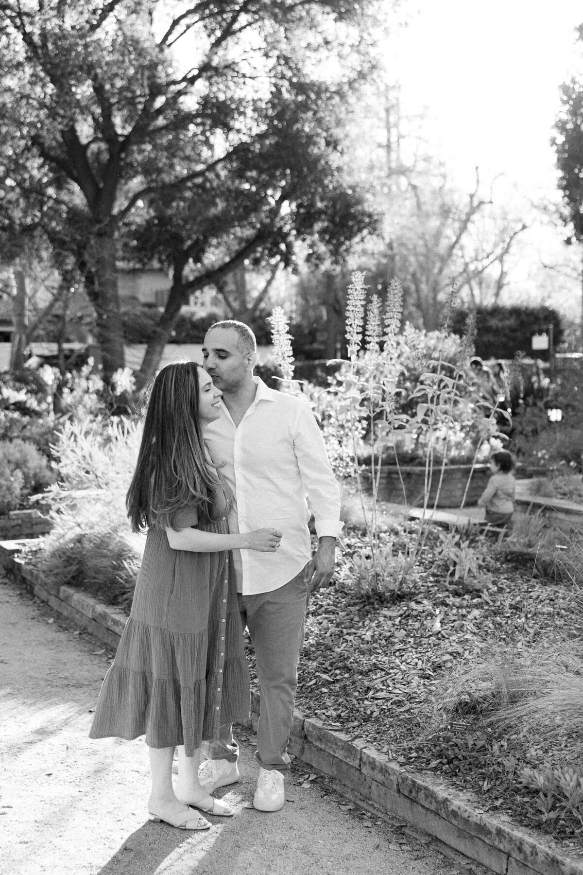 mom and dad sharing a kiss at the gamble garden