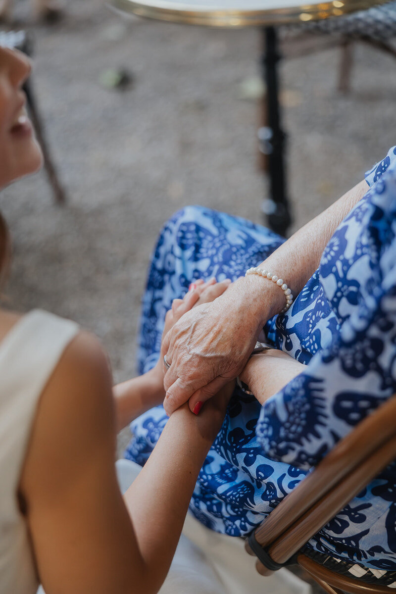 wedding-emotion-details-hands-laurianevega