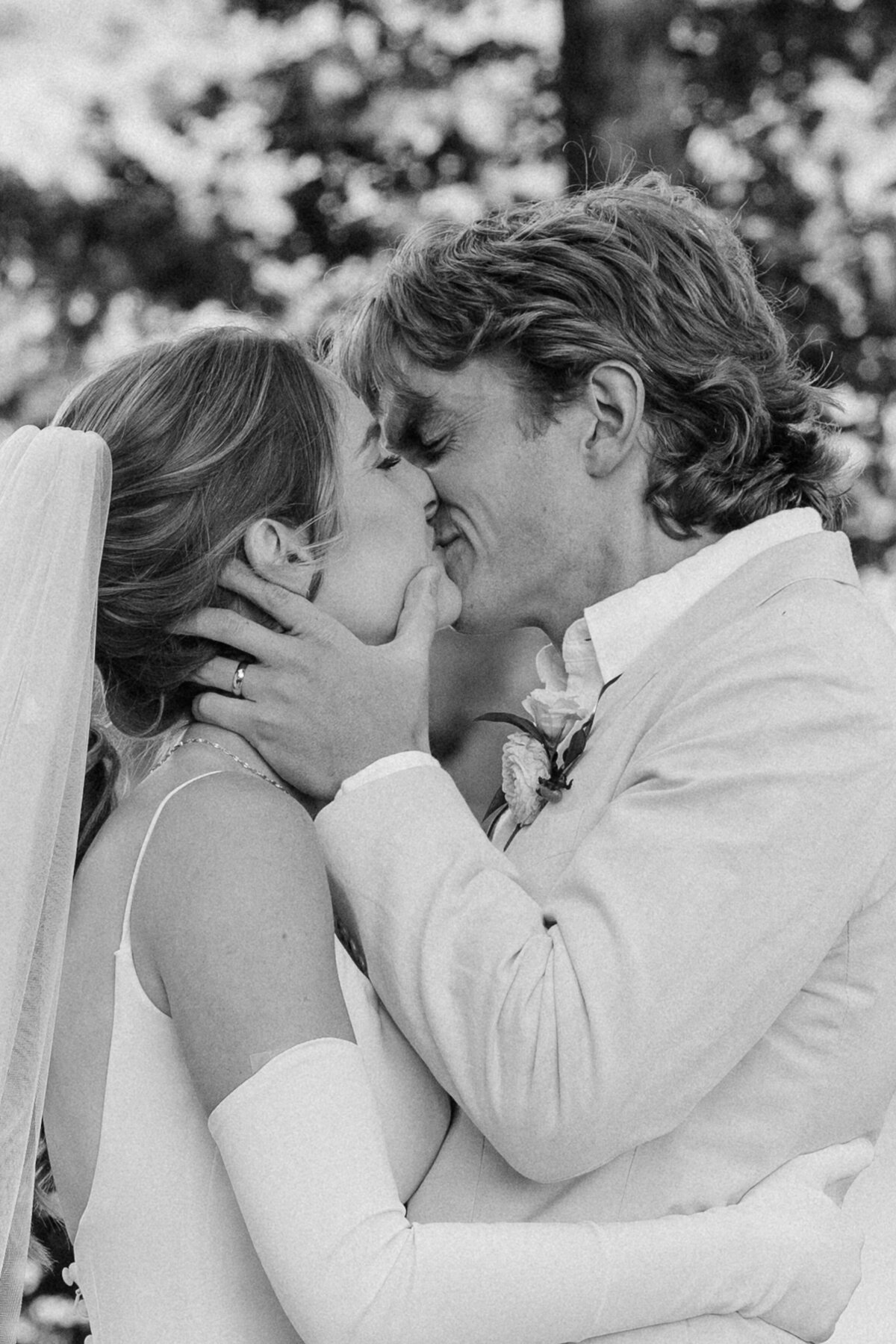 bride-and-groom-first-kiss-connecticut-wedding