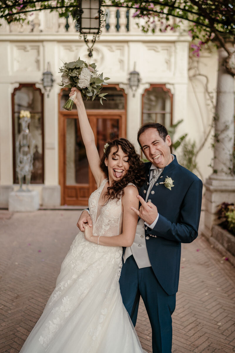 Photo de mariage à Taormina en Sicile, avec un couple en tenue de cérémonie dans un décor méditerranéen élégant et lumineux.