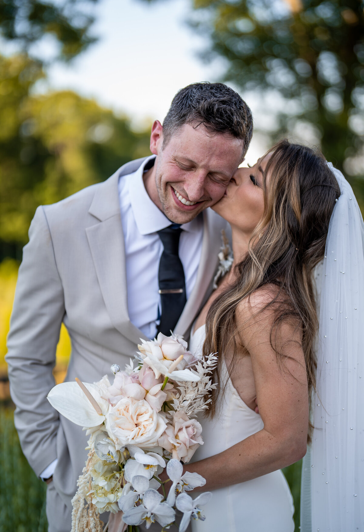 the-overlook-at-geer-tree-farm-griswold-ct-modern-boho-wedding-bridal-bouquet-flowers-petals-plates-015