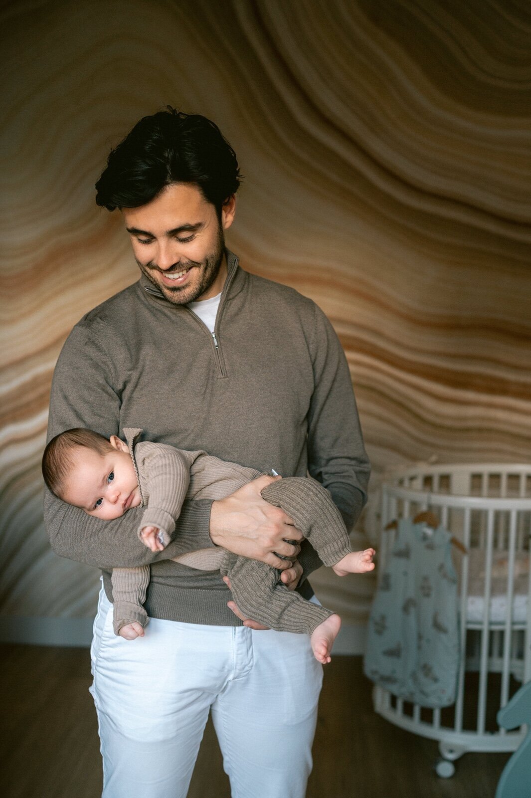 newborn-fotoshoot-leiden-intiem-moment-ouders