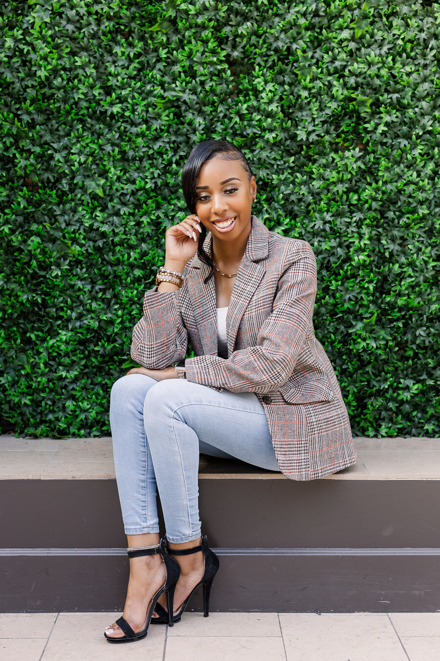branding-shoot-woman-sitting-foilage-3423