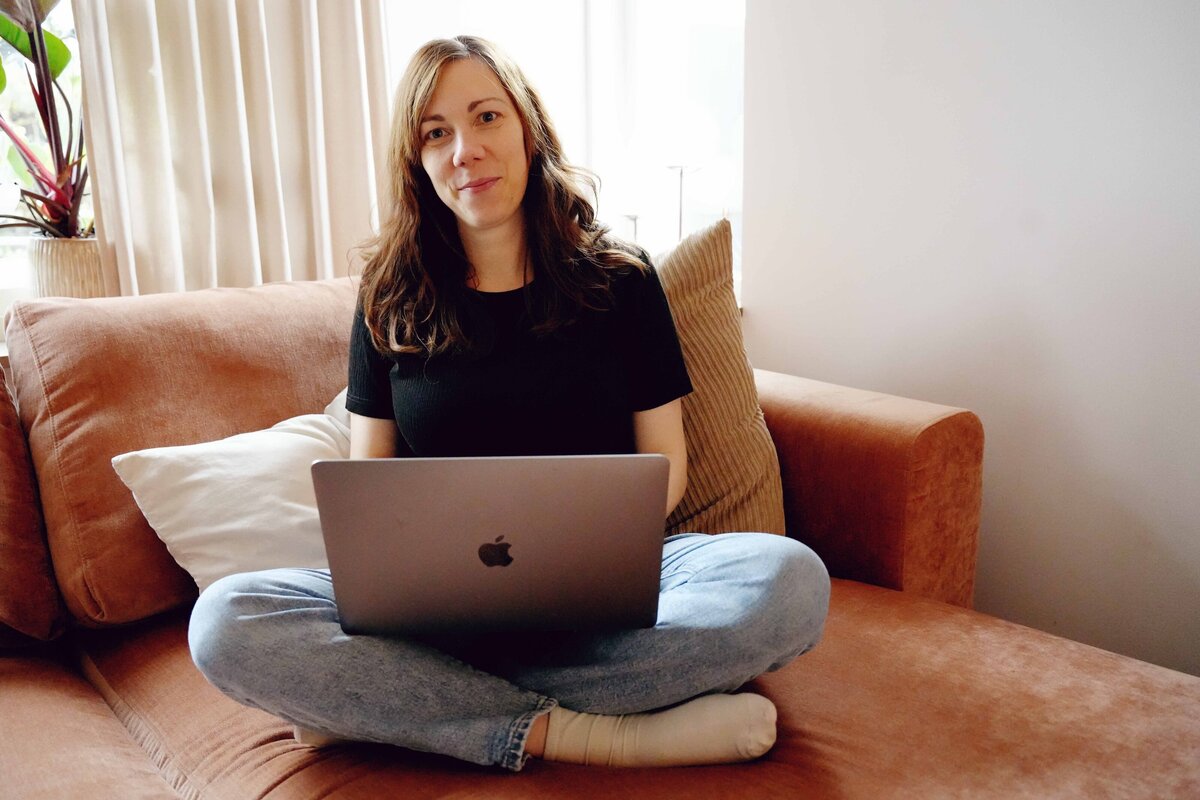 Ulrika Marwick sitter på soffan med laptop i knät