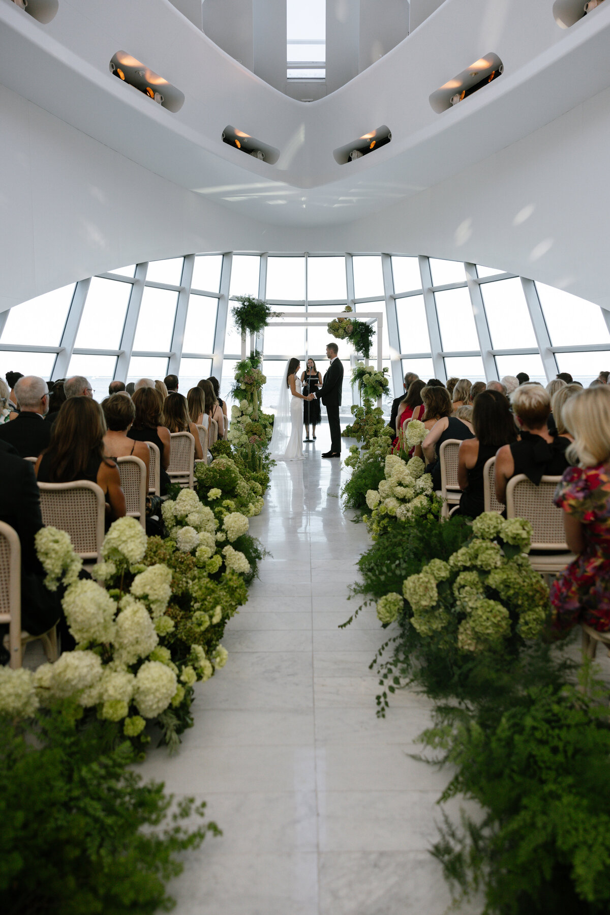 Summer Wedding at The Milwaukee Art Museum - L+A_WLP -1777PS