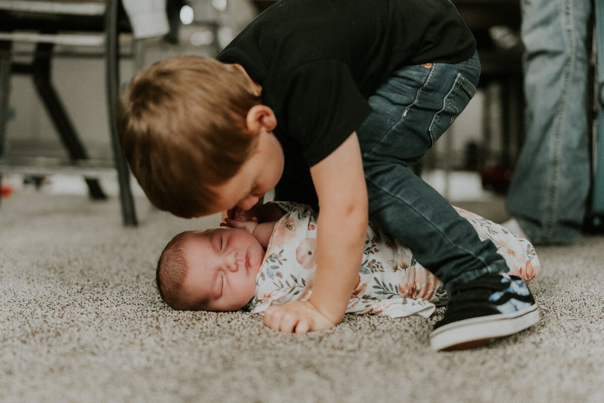 Capture sibling harmony with St. Paul newborn photography at home. Shannon Kathleen Photography turns your space into a canvas of love for your growing family.